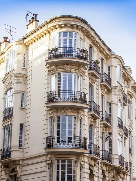 NICE, FRANCE, on JANUARY 7, 2016. Typical architectural details of houses in historical part of the city. Window and balcony. — Stock Photo, Image