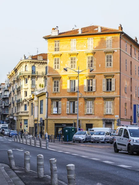 Niza, FRANCIA, en Enero 7, 2016. Una vista urbana típica en la parte histórica de la ciudad . — Foto de Stock