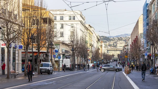 Niza, FRANCIA, en Enero 7, 2016. Paisaje urbano, día de invierno. La calle central de la ciudad - Avenida Jean Medsen — Foto de Stock