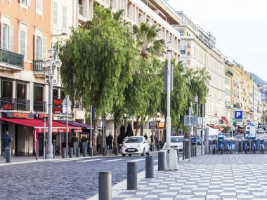 Güzel, Fransa, 7 Ocak 2016. Güneşli kış öğleden sonra tipik kentsel görünümü