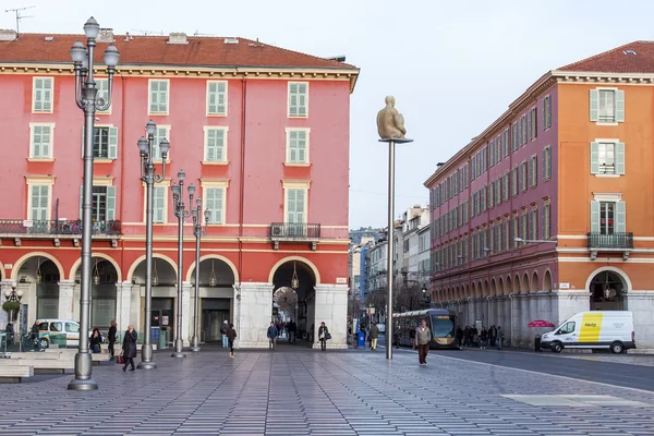 Nice, FRANÇA, em 7 de julho de 2016. Um complexo arquitetônico da Place Massena - uma praça central da cidade. Dia de inverno . — Fotografia de Stock