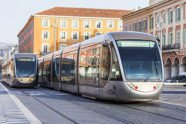 Niza, FRANCIA, en Enero 7, 2016. El moderno tranvía de alta velocidad va a la plaza Massena — Foto de Stock