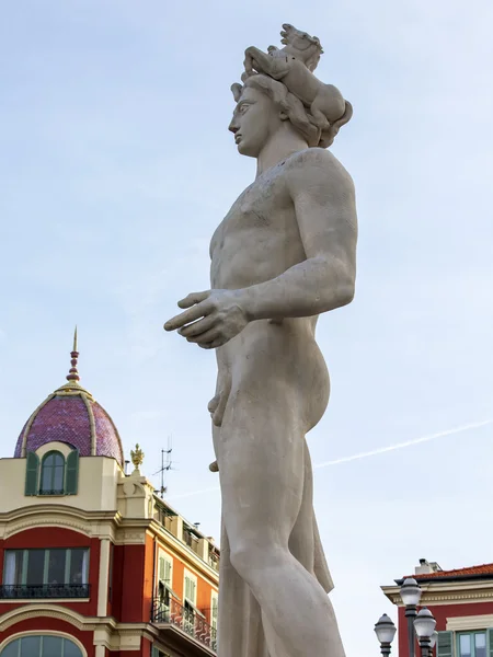 NICE, FRANCIA - il 7 GENNAIO 2016. Un frammento della scultura che decora la fontana in Piazza Vittorio Massena — Foto Stock