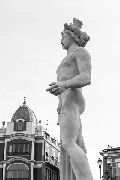 Nice, Frankreich - am 7. Januar 2016. ein Fragment der Skulptur, die den Brunnen auf dem Viktoriaplatz schmückt — Stockfoto