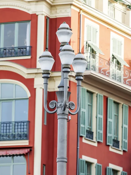 Nice, Francja, na 7 stycznia 2016 r. Piękna ulica fonarna tle architektury typowe — Zdjęcie stockowe