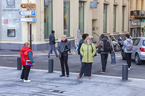 Nice, FRANÇA, em 7 de julho de 2016. Vista urbana típica na tarde ensolarada de inverno. As pessoas descem a rua — Fotografia de Stock