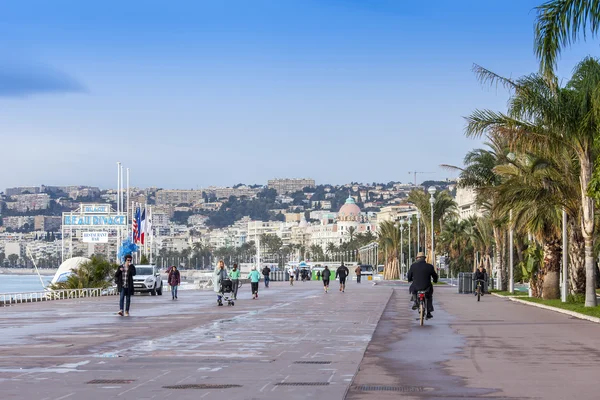 Niza, FRANCIA, en Enero 7, 2016. Típica vista urbana en la soleada tarde de invierno. La gente va por la calle — Foto de Stock