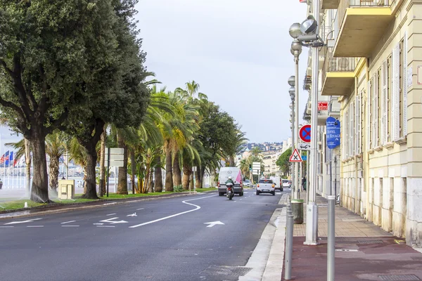 Nice, Francie, na 7 lednu 2016. Typický městský pohled v slunečné zimní odpoledne. Lidé chodí po ulici — Stock fotografie