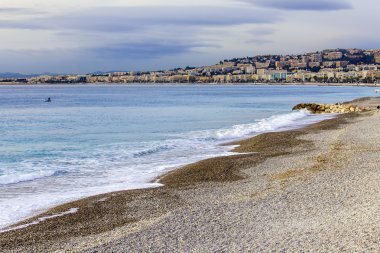 Güzel, Fransa, 7 Ocak 2016. Bir plaj ve dalgalar ile bir sörf çizgi. Setin uzaktan
