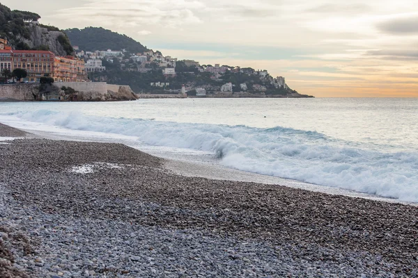 Niza, FRANCIA, en Enero 7, 2016. Una playa y la línea de un oleaje con olas. Arrastramiento en la distancia — Foto de Stock