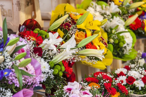 NICE, FRANCE, on JANUARY 7, 2016. Various bouquets in a flower bench in the Cours Saleya market — Stock Photo, Image