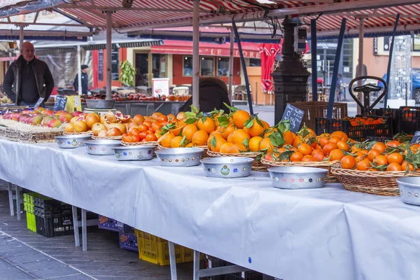 Oranges et mandarines sur un comptoir de marché — Photo