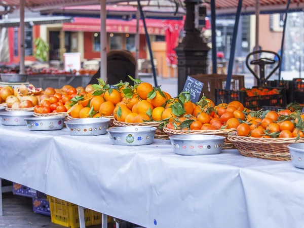 Naranjas y mandarinas en un mostrador de mercado — Foto de Stock