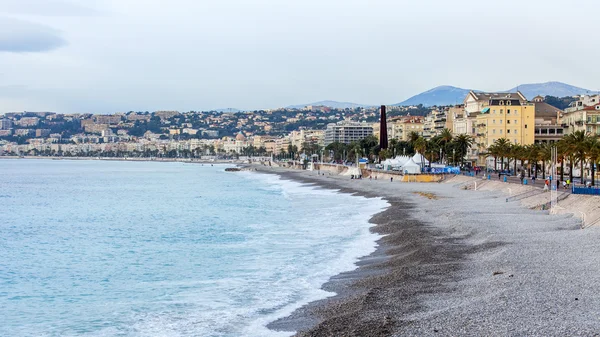 Niza, FRANCIA, el 13 de enero de 2016. Paisaje urbano. Promenade des Anglais. Día de invierno . — Foto de Stock