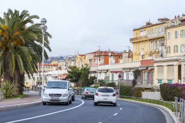 Nice, Fransa - 8 Ocak 2016 üzerinde. Sörf, dalga, plaj ve Promenade des Anglais'e dolgu, Avrupa'nın en güzel bentleri çizgi görünümü