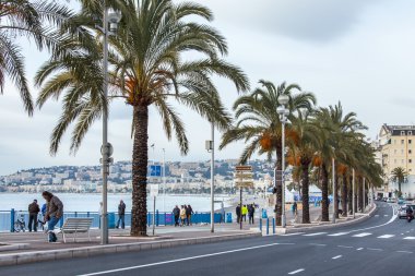 Nice, Fransa - 8 Ocak 2016 üzerinde. Sörf, dalga, plaj ve Promenade des Anglais'e dolgu, Avrupa'nın en güzel bentleri çizgi görünümü