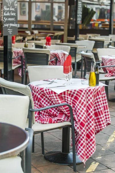 NICE, FRANCE, on JANUARY 7, 2016. Little tables of street cafe on Cours Saleya Square — Stock Photo, Image