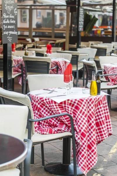 NICE, FRANCE, on JANUARY 7, 2016. Little tables of street cafe on Cours Saleya Square — Stock Photo, Image