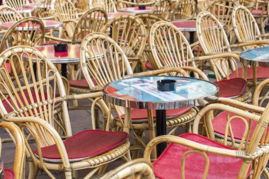 Güzel, Fransa, 7 Ocak 2016. Küçük tablolar Cours Saleya Meydanı sokak Cafe