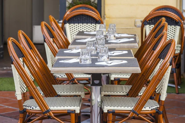 NICE, FRANCIA, il 7 GENNAIO 2016. Tavolini di street cafè su Cours Saleya Square — Foto Stock