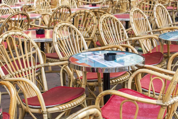 NICE, FRANCE, on JANUARY 7, 2016. Little tables of street cafe on Cours Saleya Square — Stock Photo, Image