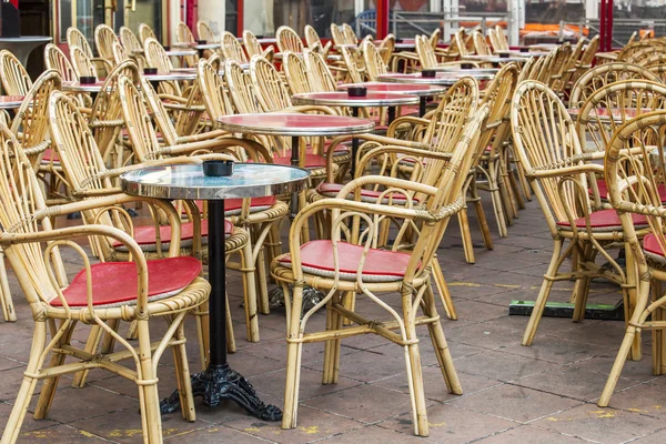 NICE, FRANCE, on JANUARY 7, 2016. Little tables of street cafe on Cours Saleya Square — Stock Photo, Image