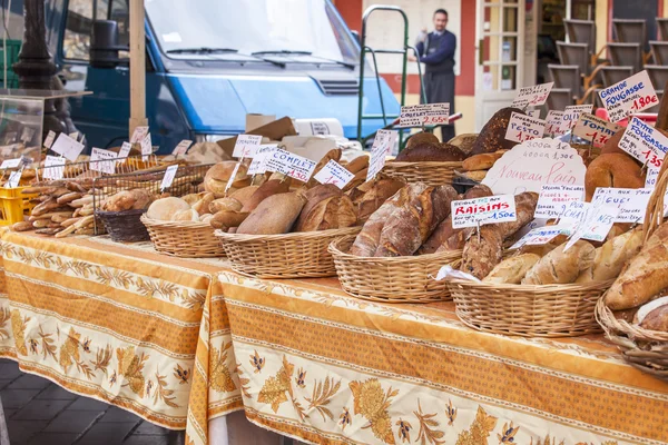 Nice, Frankrike, den 7 januari 2016. Räknare med olika bröd traditionella för regioner i Frankrike — Stockfoto