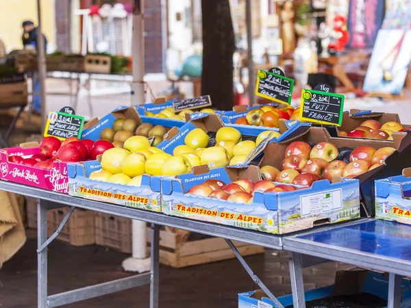 Niza, FRANCIA, en Enero 7, 2016. Contadores con varias verduras y frutas en el mercado de Cours Saleya — Foto de Stock