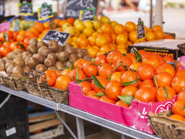 Niza, FRANCIA, en Enero 7, 2016. Contadores con varias verduras y frutas en el mercado de Cours Saleya — Foto de Stock