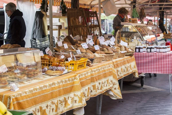 Nice, FRANÇA, em 7 de julho de 2016. Contadores com os vários pães tradicionais para as regiões da França — Fotografia de Stock