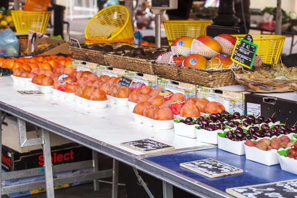 Nice, Frankrike, den 7 januari 2016. Räknare med olika grönsaker och frukt i Cours Saleya marknaden — Stockfoto