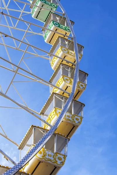 Attraction fragment a big wheel against the bright blue sky — Stock Photo, Image