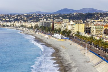 Nice, Fransa - 8 Ocak 2016 üzerinde. Sörf, dalga, plaj ve Promenade des Anglais'e dolgu, Avrupa'nın en güzel bentleri çizgi görünümü