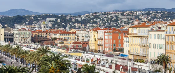NICE, FRANCE, on JANUARY 7, 2016. A view of the city from Shatto's hill. Old city and Cours Saleya market. Winter day. — Stock Photo, Image