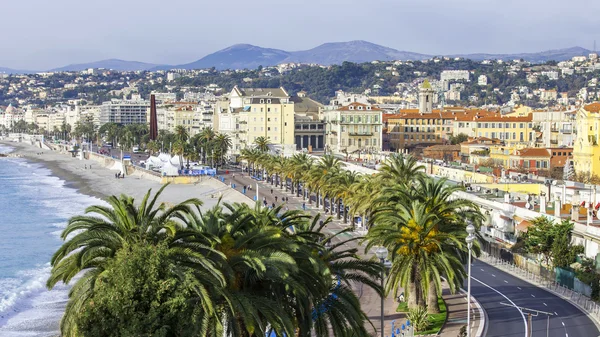 NICE, FRANCIA - el 8 de enero de 2016. Vista de la línea de surf, ola, playa y Promenade des Anglais Embankment, uno de los terraplenes más bellos de Europa — Foto de Stock