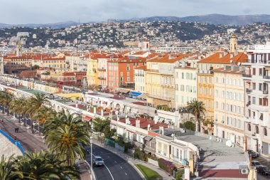 Nice, Fransa - 8 Ocak 2016 üzerinde. Sörf, dalga, plaj ve Promenade des Anglais'e dolgu, Avrupa'nın en güzel bentleri çizgi görünümü