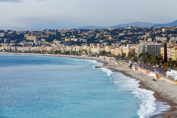 NICE, FRANCE - on JANUARY 8, 2016. View of the line of a surf, wave, beach and Promenade des Anglais Embankment, one of the most beautiful embankments of Europe — Stock Photo, Image