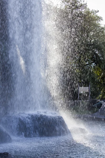 NICE, FRANCE, on JANUARY 7, 2016. Park on Shatto's hill. Artificial falls. Winter day. — Stock Photo, Image