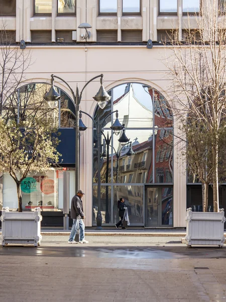 NICE, FRANCIA - el 7 de enero de 2016. La calle principal de la ciudad - Avenida Jean Madsen . — Foto de Stock