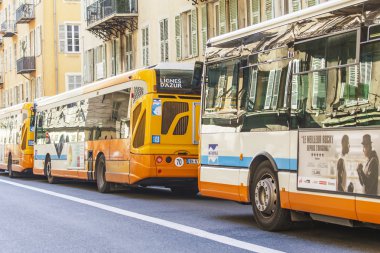 Güzel, Fransa, 7 Ocak 2016. Şehir manzarası, kış günü. Otobüs durağı yakınında durdu