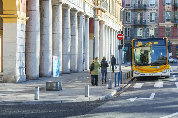 NICE, FRANCE, on JANUARY 10, 2016. City landscape, winter day. The bus stopped near a stop — 图库照片