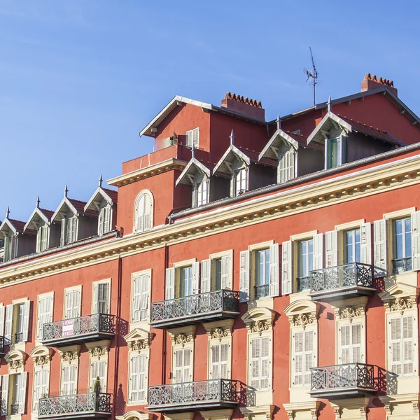 Nice, Frankrijk, op 7 januari 2016. Typische architectonische details van huizen in het historische deel van de stad. — Stockfoto