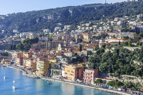 Villefranche-Sur-Mer, Frantsiya, på 10 januari 2016. Villefranche-sur-Mer - en av badorterna på franska rivieran. Är nära Nice. Utsikt över en vik och huset på banvallen från en hög poäng. — Stockfoto