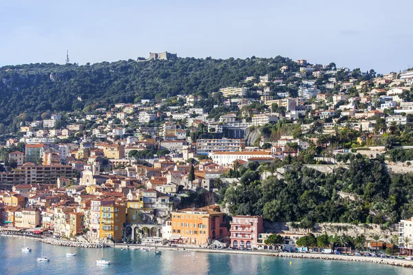 VILLEFRANCHE-SUR-MER, FRANTSIYA, on JANUARY 10, 2016. Villefranche-sur-Mer - one of resorts of French Riviera. Is near to  Nice. A view of a bay and the house on the embankment from a high point. — Stock Photo, Image