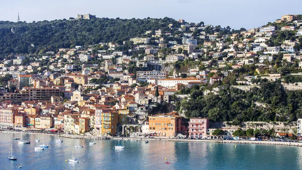 Villefranche-Sur-Mer, Frantsiya, på 10 januari 2016. Villefranche-sur-Mer - en av badorterna på franska rivieran. Är nära Nice. Utsikt över en vik och huset på banvallen från en hög poäng. — Stockfoto