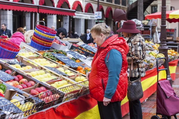 MONTE-CARLO, MONACO, on JANUARY 10, 2016. Buyers in the city market — Φωτογραφία Αρχείου