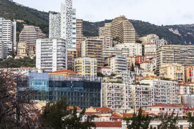 Monte-Carlo, Monaco, üzerinde 10 Ocak 2016. Evleri bir görünümünü dağın yamacında