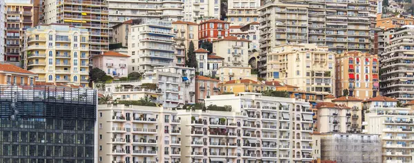 Monte Carlo, Monako, na 10 ledna 2016. Pohled na domy na svahu hory — Stock fotografie