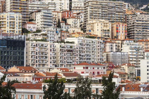 Monte-Carlo, Monaco, op 10 januari 2016. Een weergave van huizen op een helling van de berg — Stockfoto