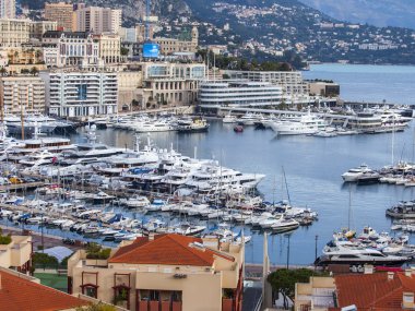 Monte-Carlo, Monaco, üzerinde 10 Ocak 2016. Dağ ve yatlar körfezde bir eğim evlerin bir görünüm